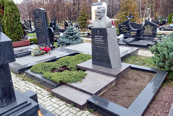 Бюст покойного на срезанном гранитном надгробье